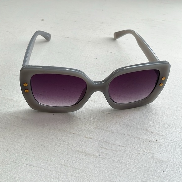 NWOT Oversized Gray Sunglasses with Gold Accents - Picture 2 of 6